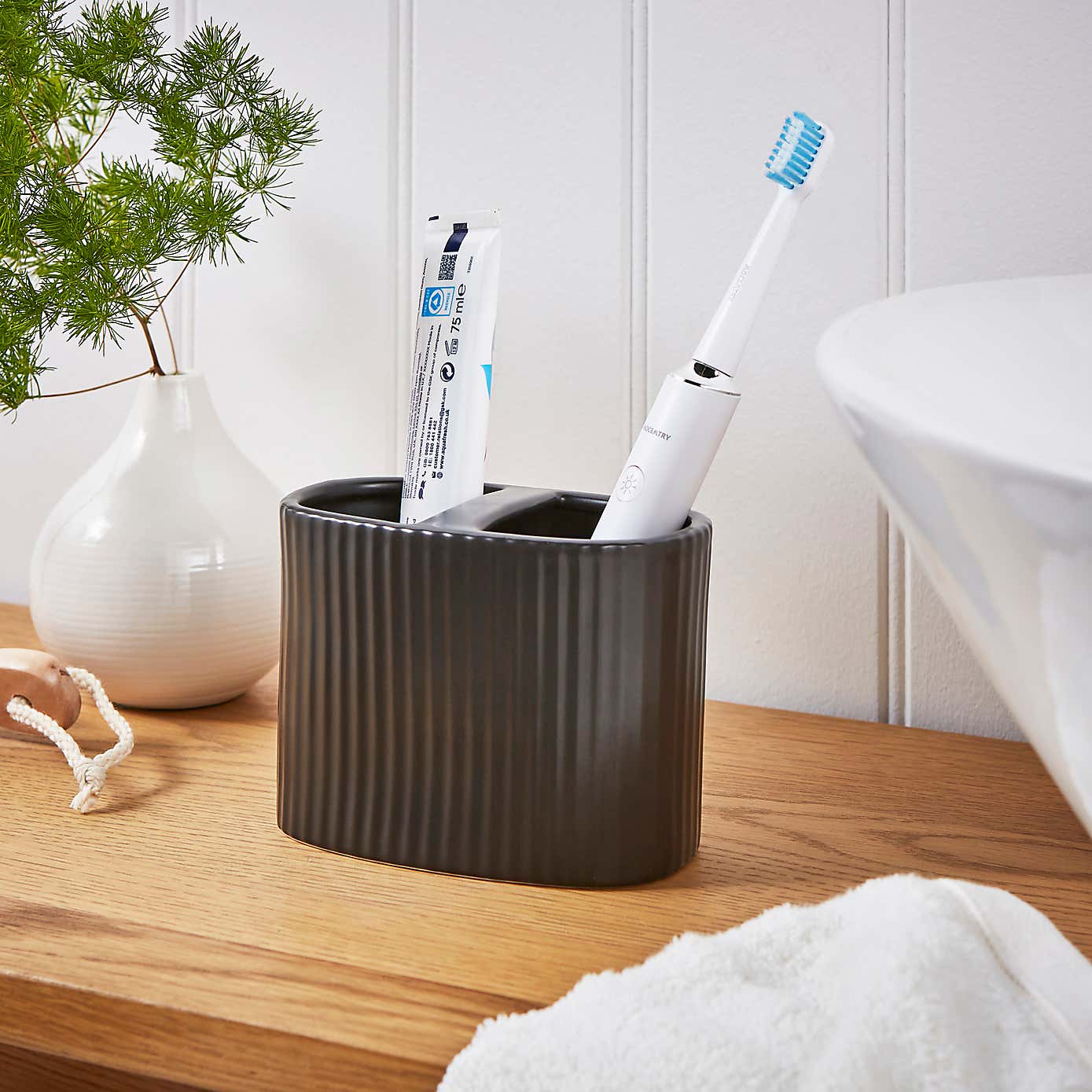 Ribbed Electric Toothbrush Holder