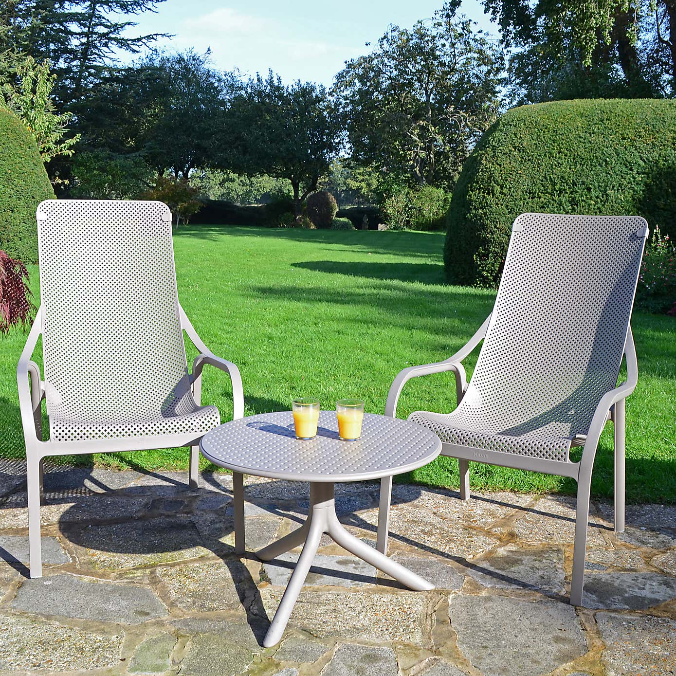 Nardi Step Low Round Table with 2 Net Lounge Chairs