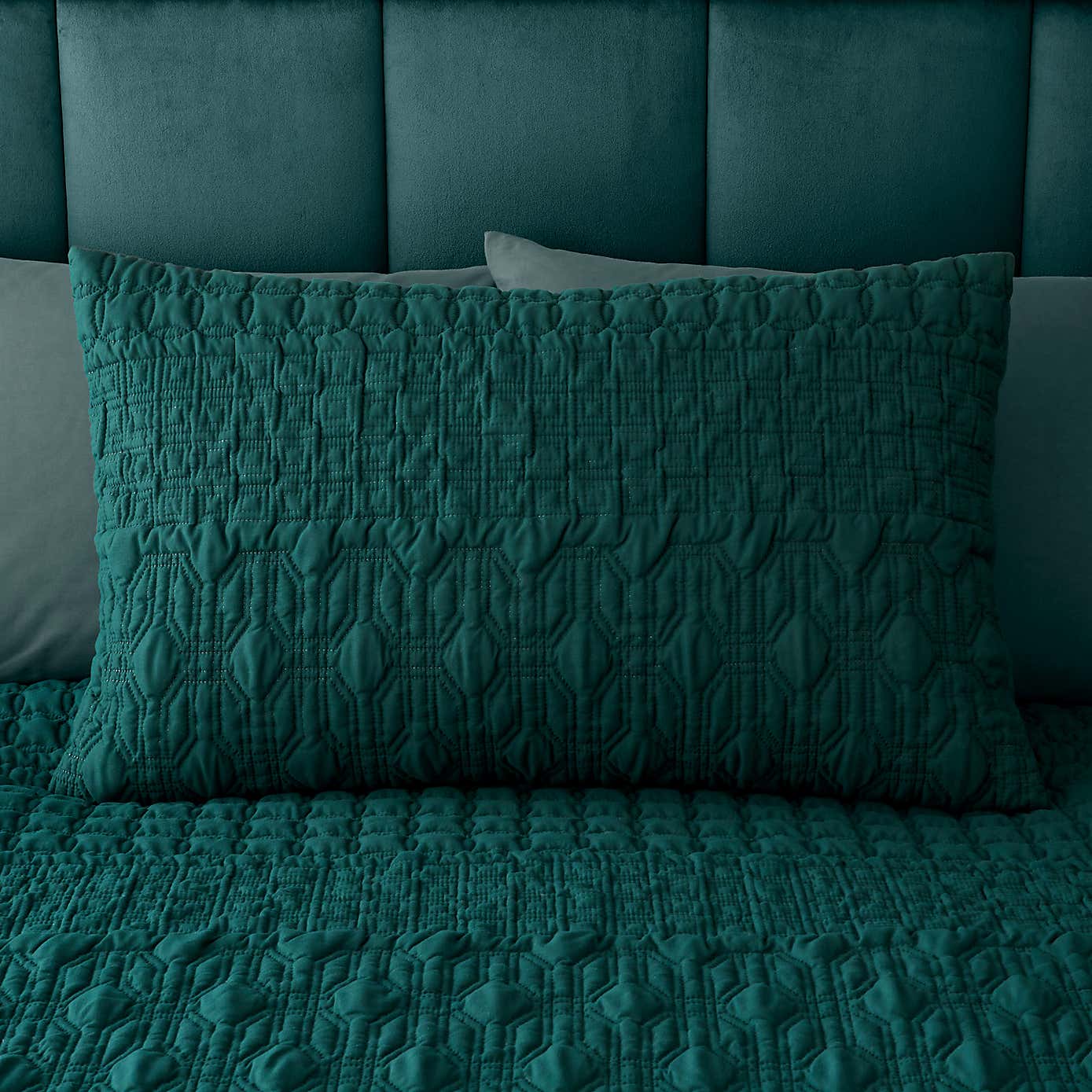 Billie White Duvet Cover and Pillowcase Set