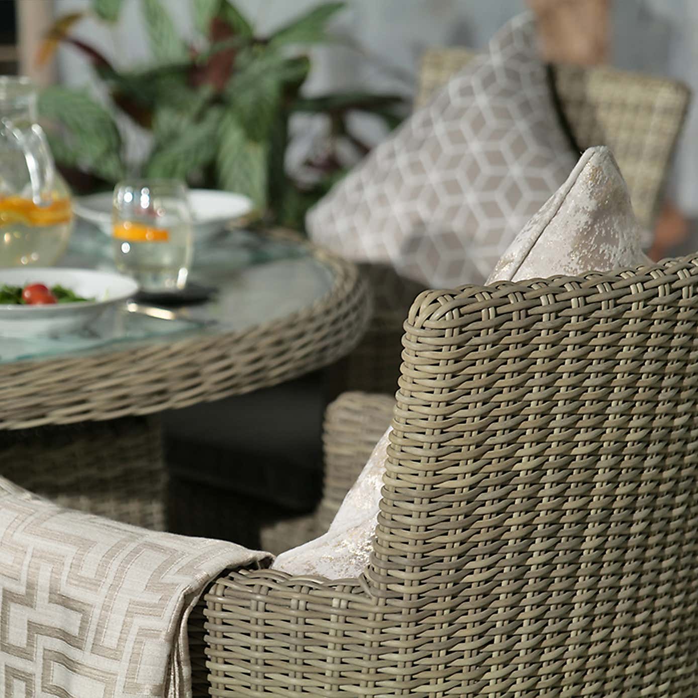 Wentworth 4 Seater Round Carver Dining Set