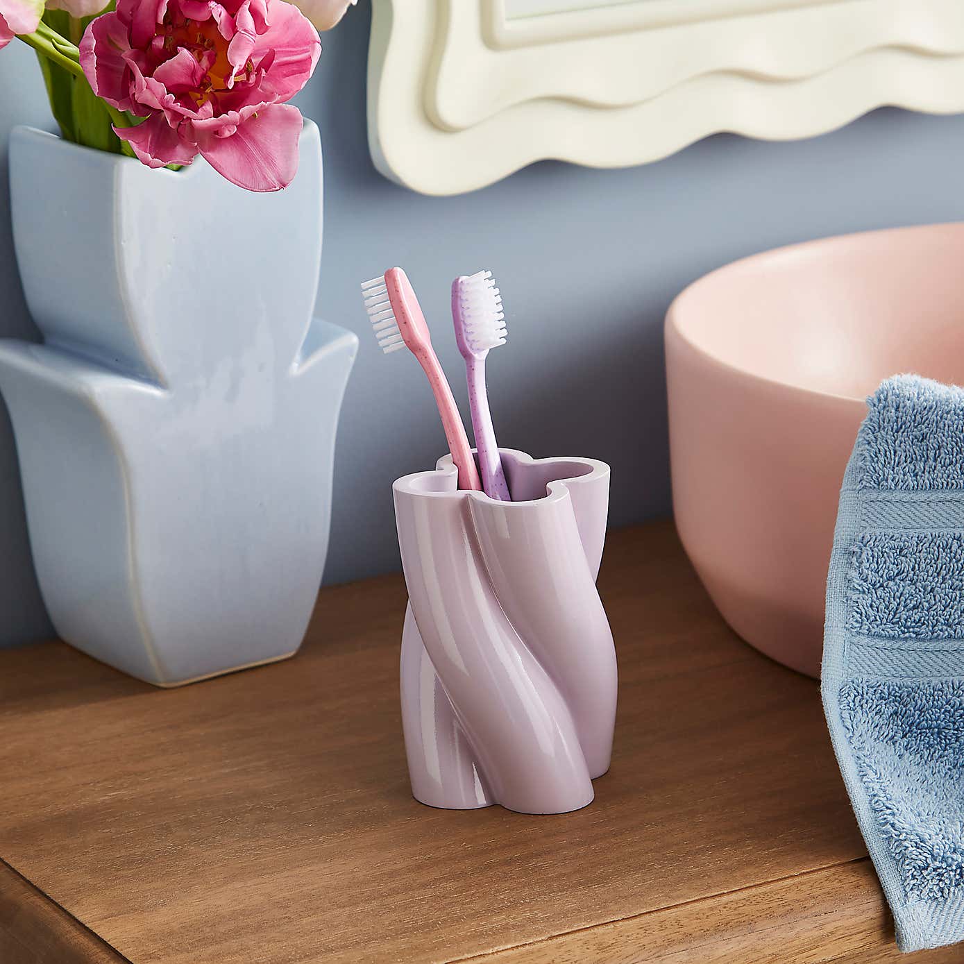 Twist Resin Toothbrush Holder
