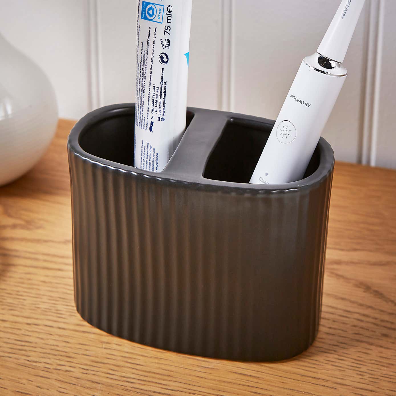 Ribbed Electric Toothbrush Holder