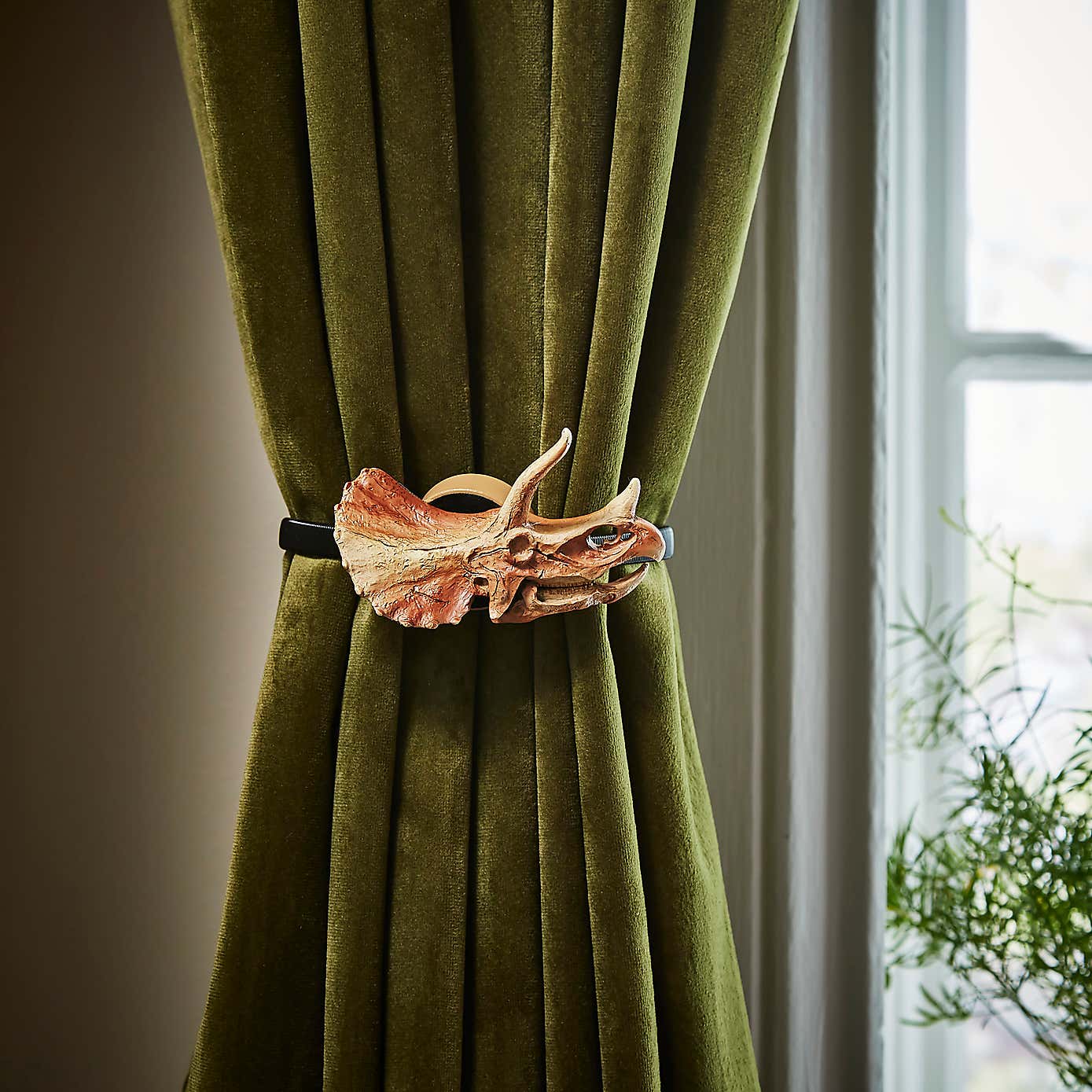 Triceratops Magnetic Tieback