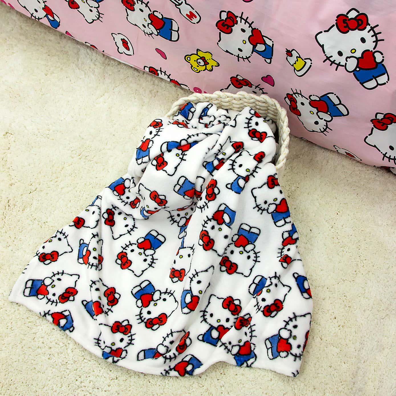 Hello Kitty Heartheld Fleece Blanket