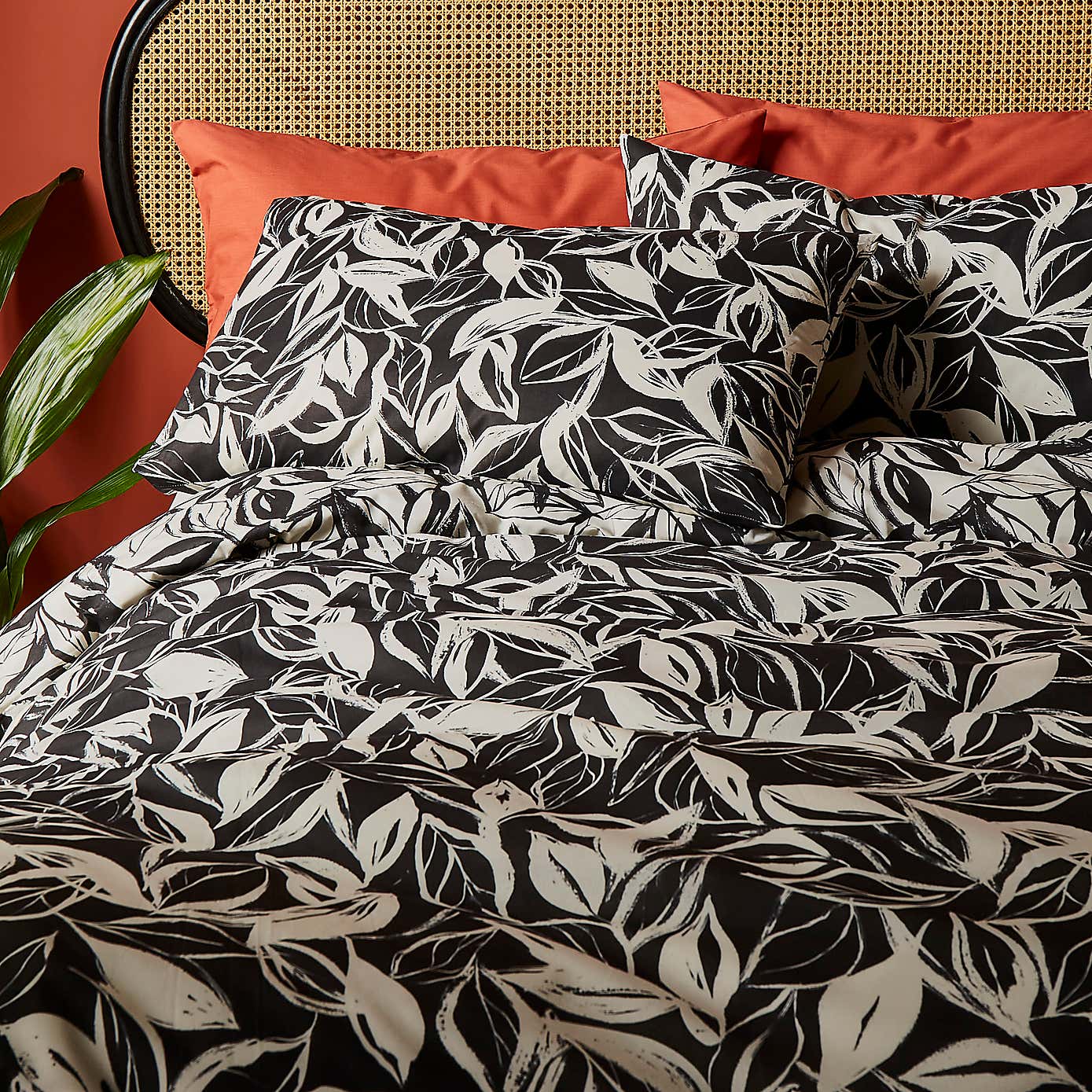 Sketched Leaf 144 Thread Count Reversible Cotton Duvet Cover & Pillowcase Set