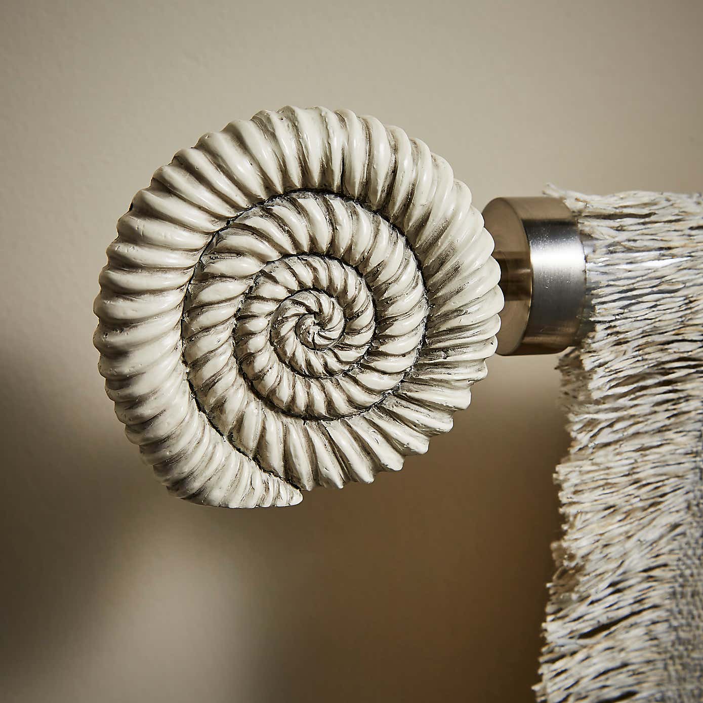 Ammonite Extendable Metal Eyelet Curtain Pole​