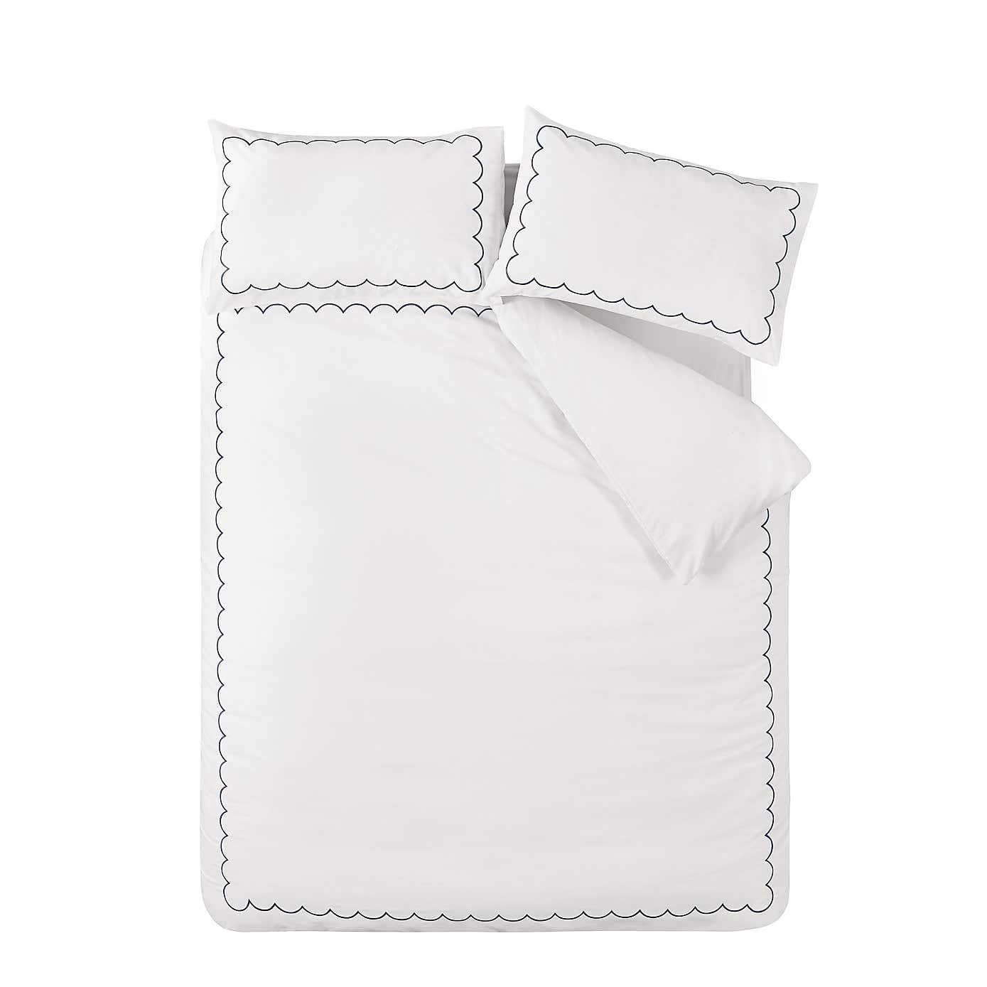 Catherine Lansfield Scallop Border Duvet Cover & Pillowcase Set