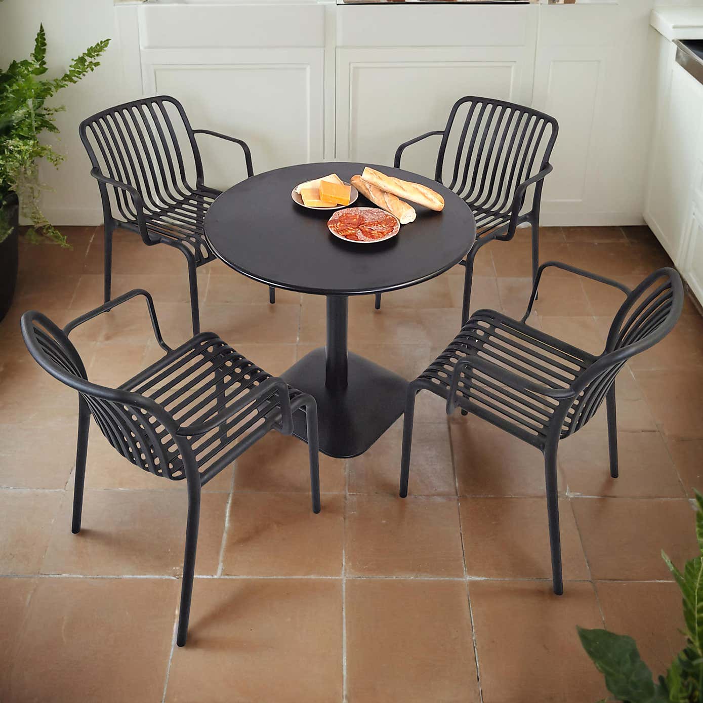 Modura Albin Round Table with 4 Alma Armchairs