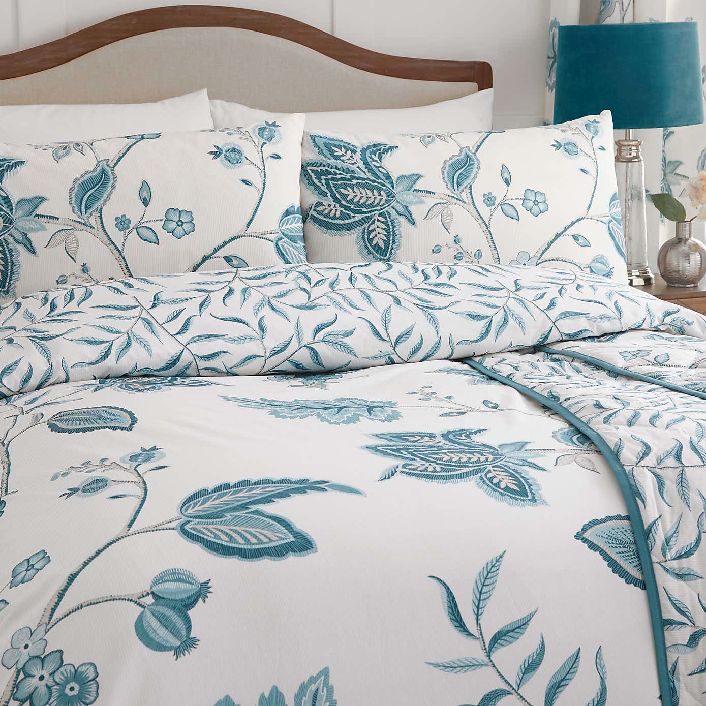Dreams n Drapes Samira Reversible Duvet Cover and Pillowcase Set