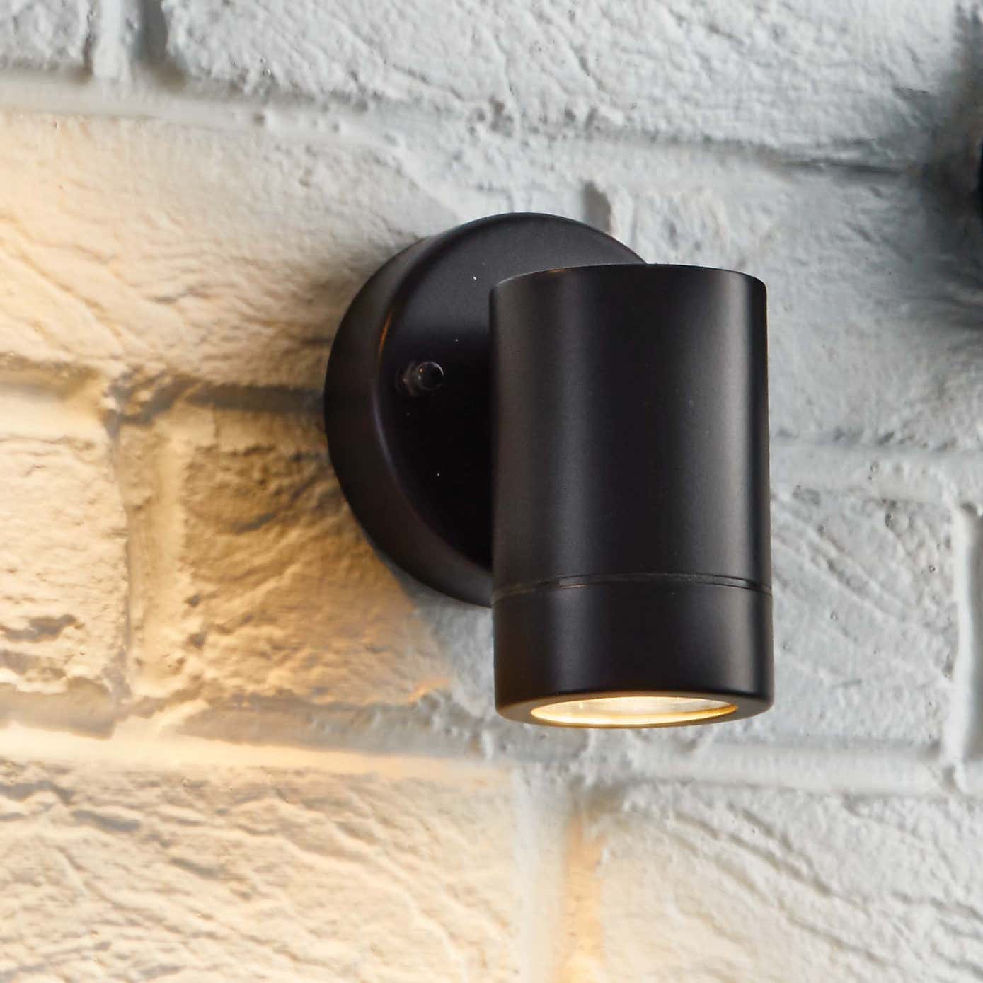 Vogue Alonzo Outdoor Wall Light