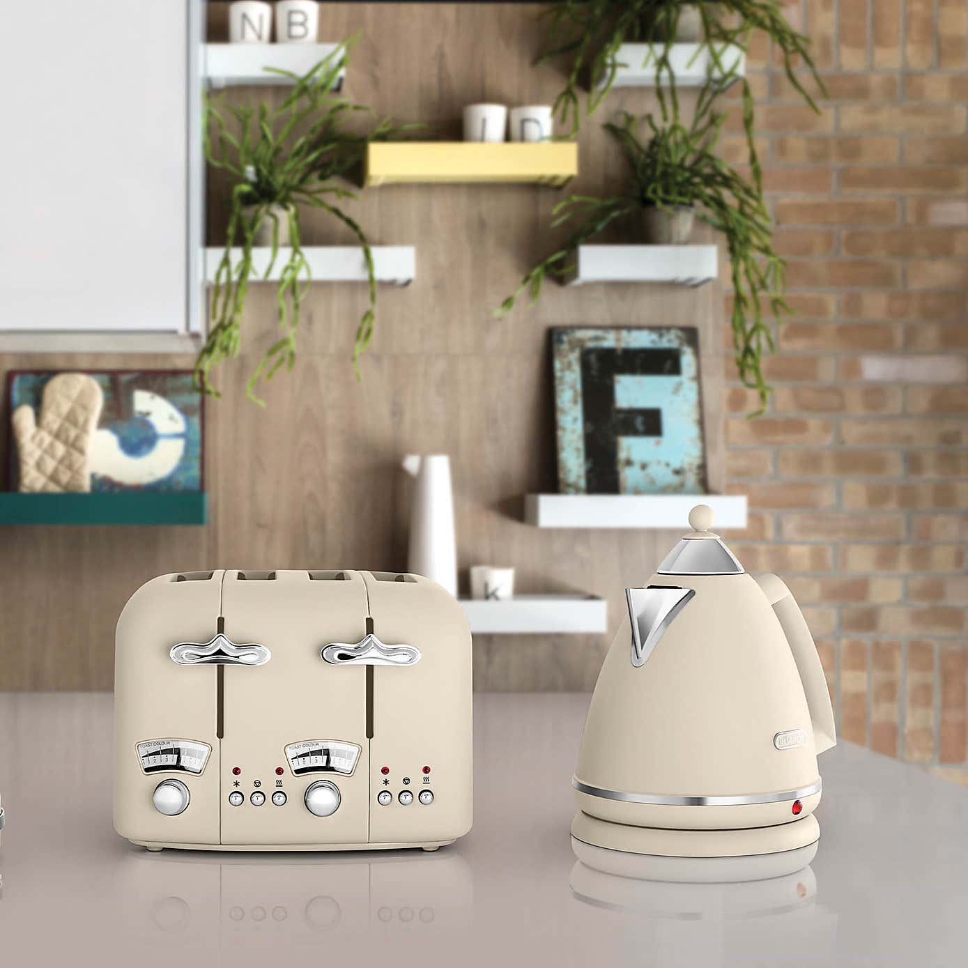 Delonghi 1700ml Argento Kettle