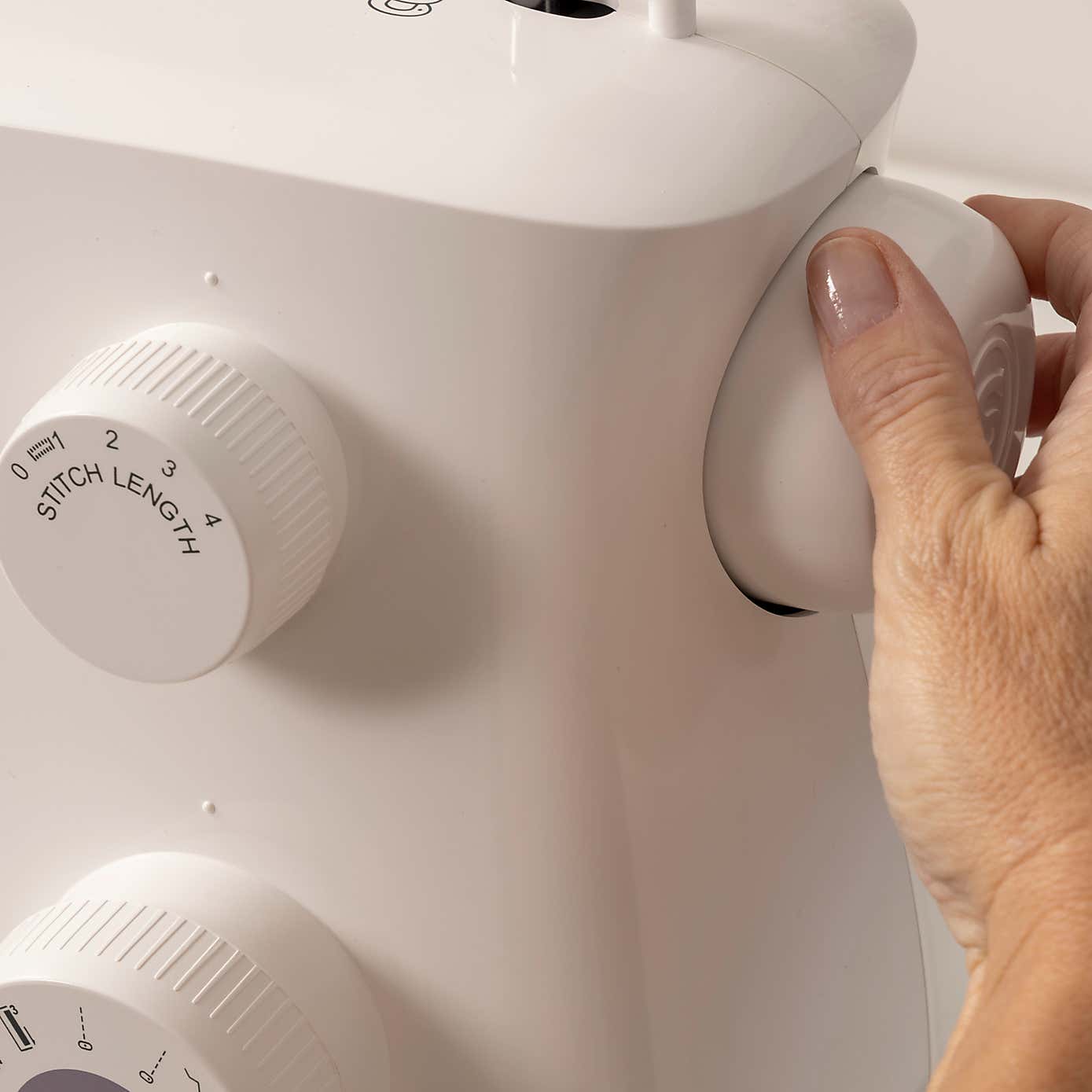 Singer M2405 Sewing Machine