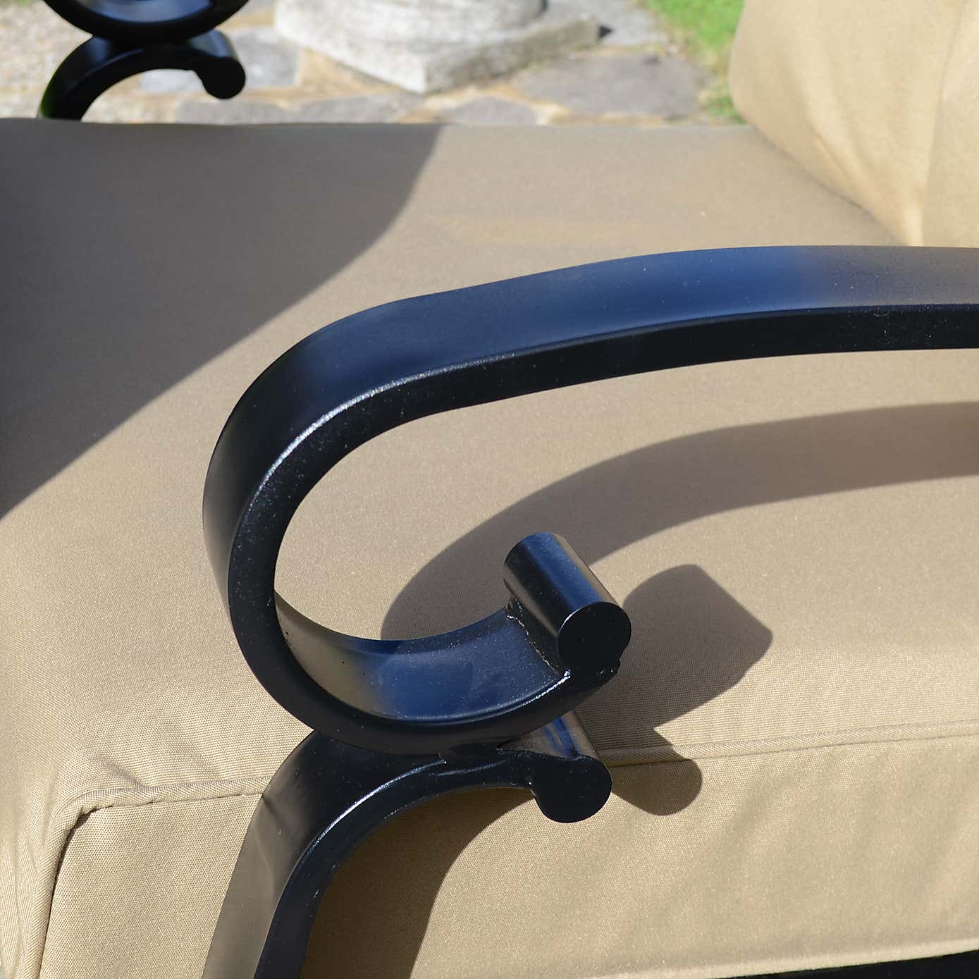 Byron Manor Baltimore Round Firepit Coffee Table with 4 Westfield Lounge Chairs