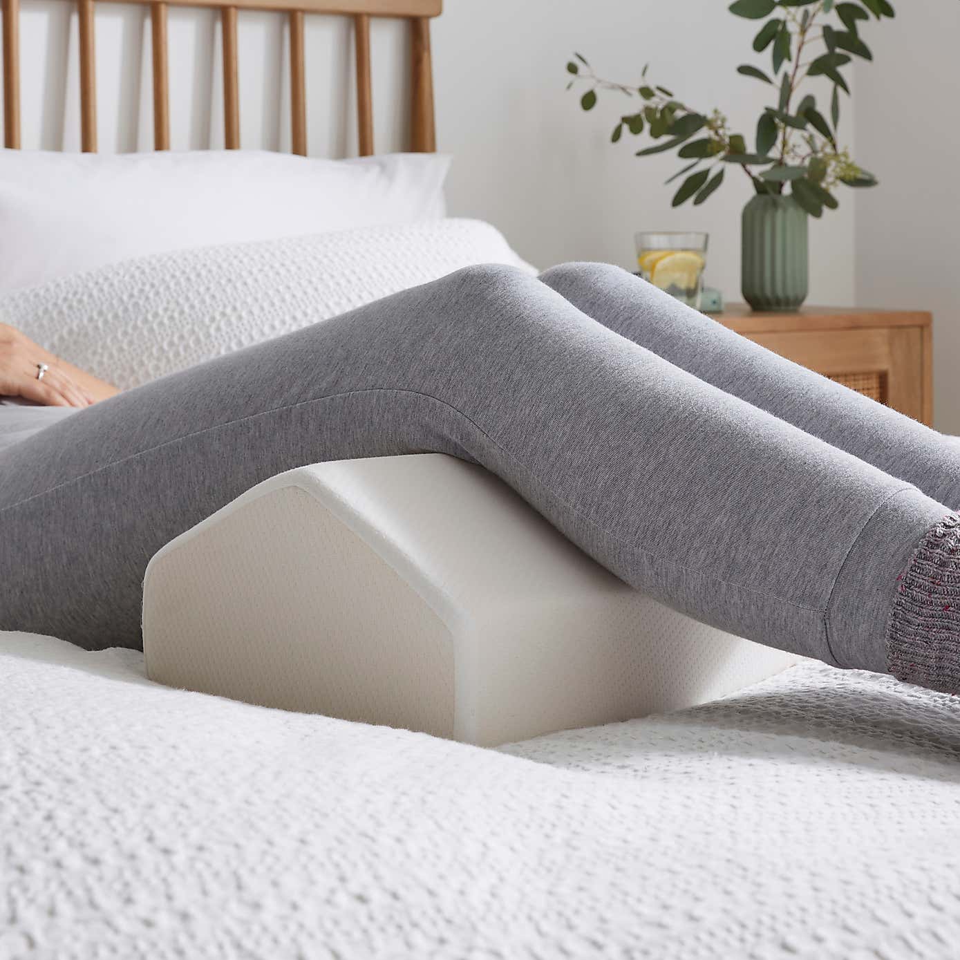 Contour Memory Foam Medium-Support Leg Pillow