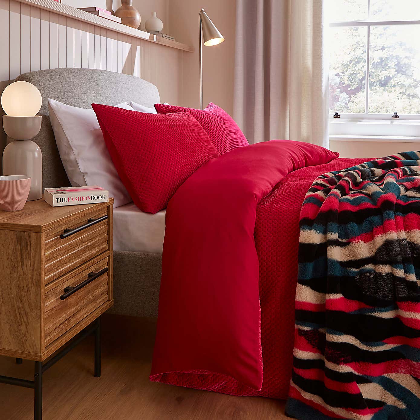 Oakley Pinsonic Duvet Cover and Pillowcase Set