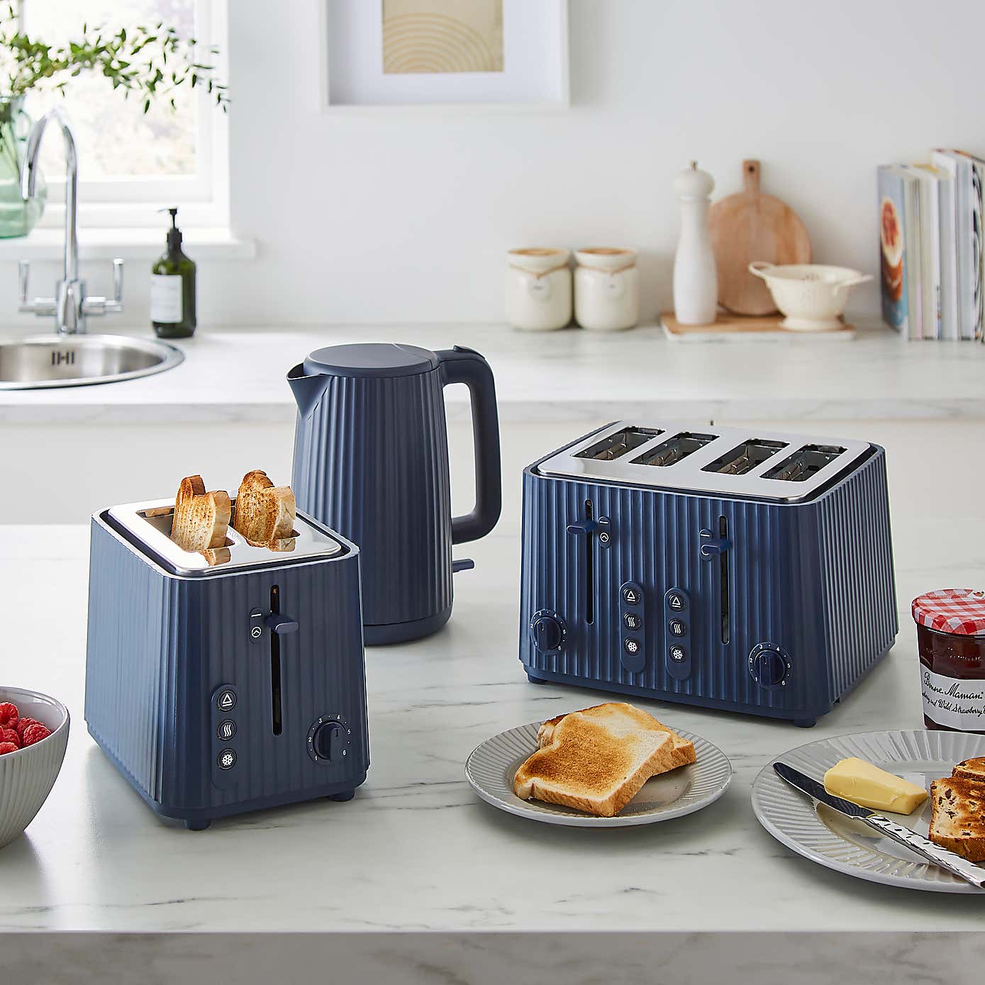 Textured Ribbed Plastic Kettle 1.7L