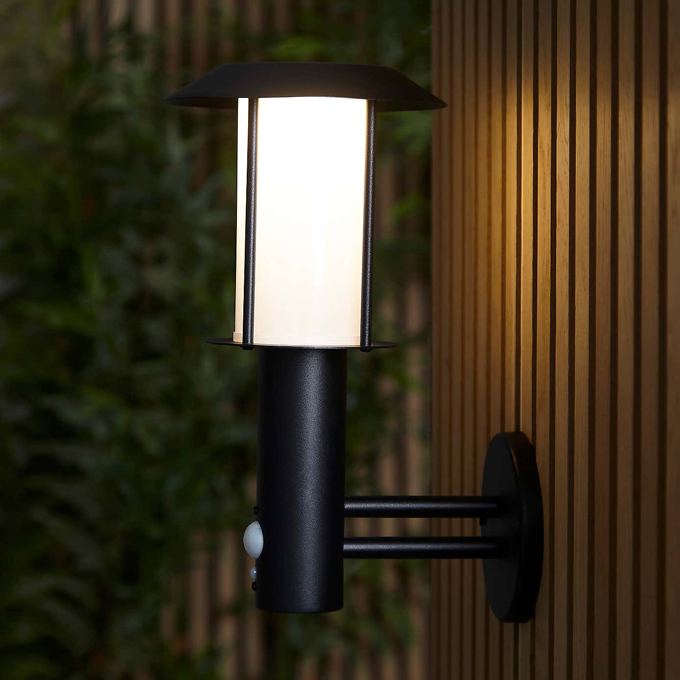 Vogue Tarka Outdoor Solar PIR Wall Light