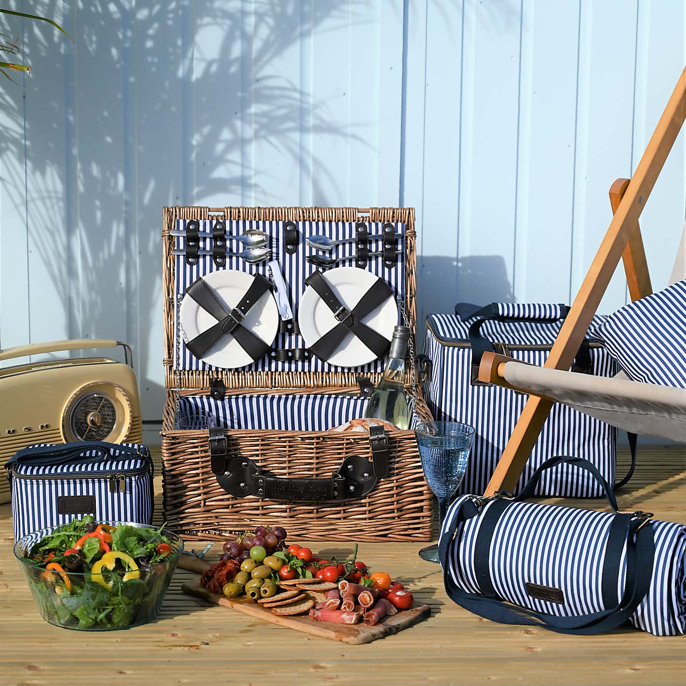 Three Rivers 4 Person Picnic Basket with Picnicware