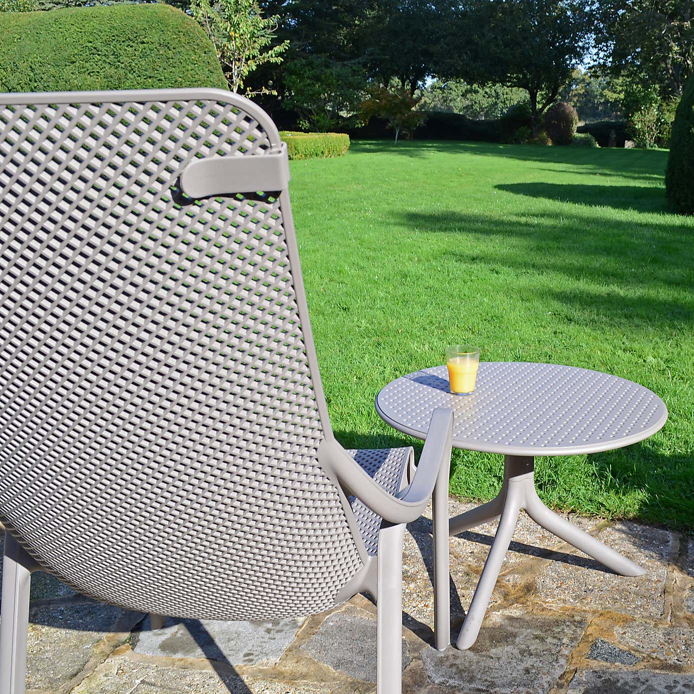 Nardi Step Low Round Table with 2 Net Lounge Chairs