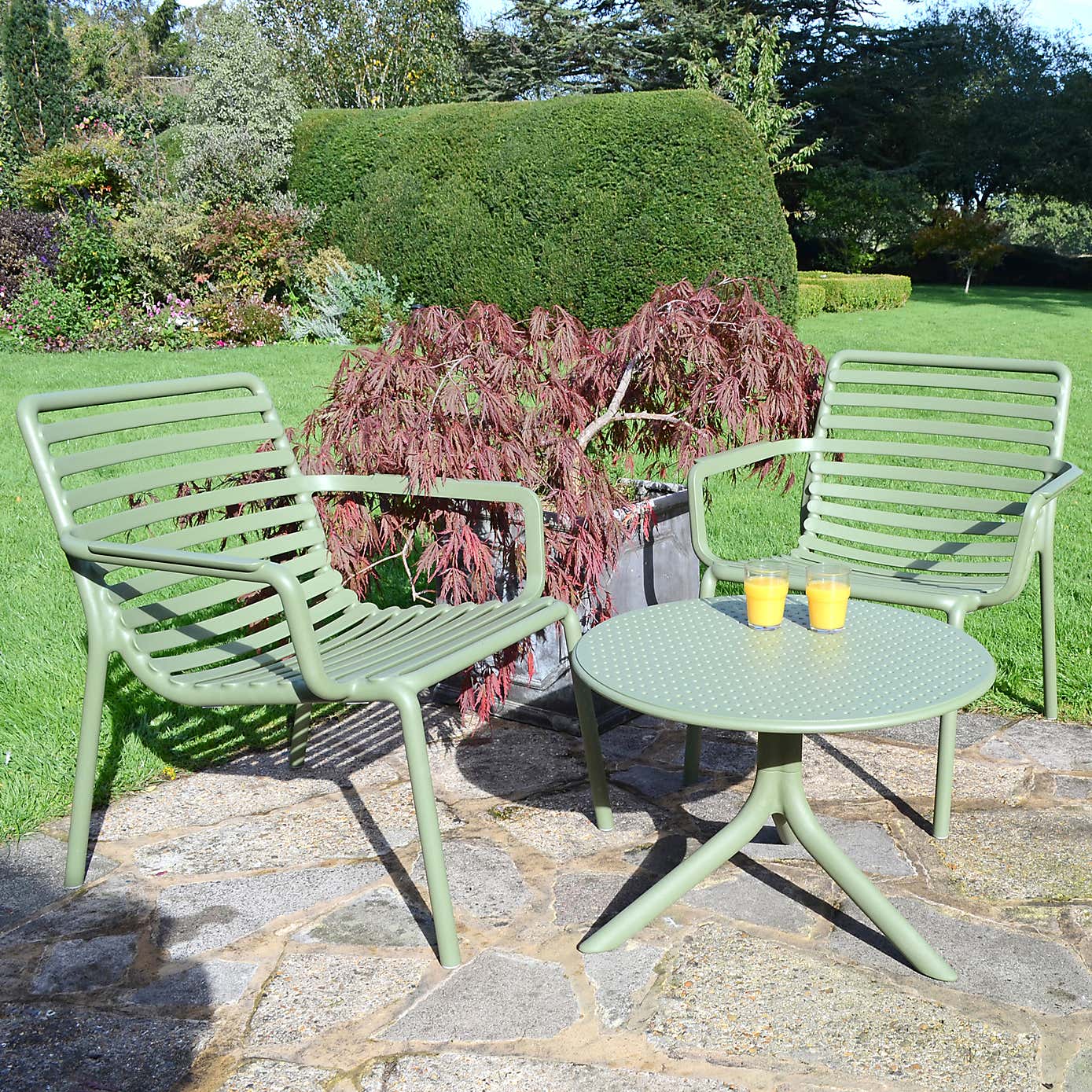 Nardi Step Low Round Table with 2 Doga Relax Chairs