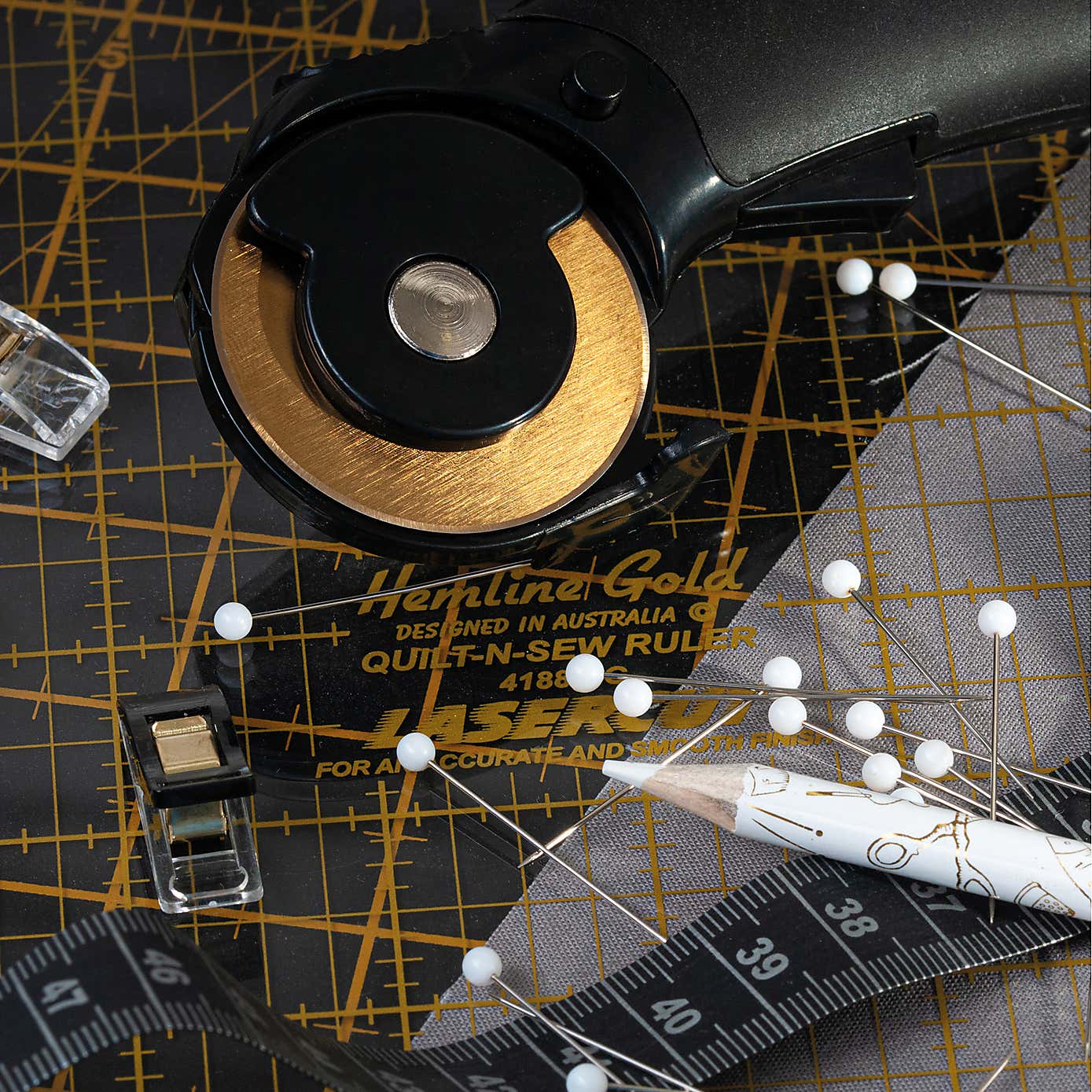 Hemline Gold Plastic Head Nickel Plated Pins