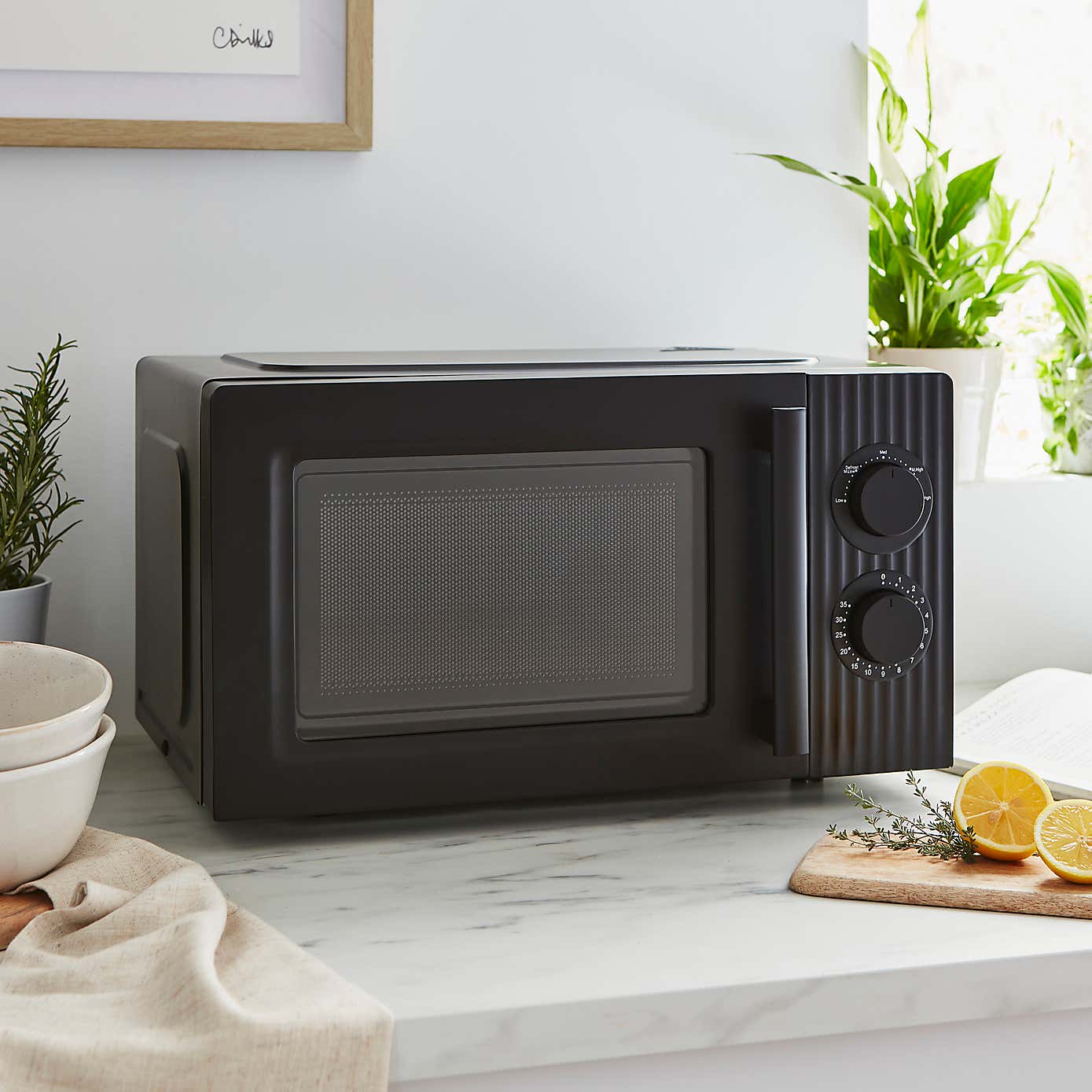 Black Ribbed 20L 700W Microwave