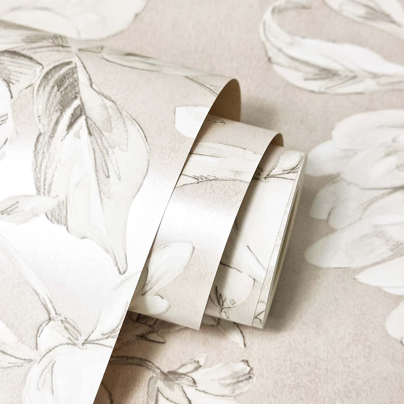 Lucia Floral Wallpaper