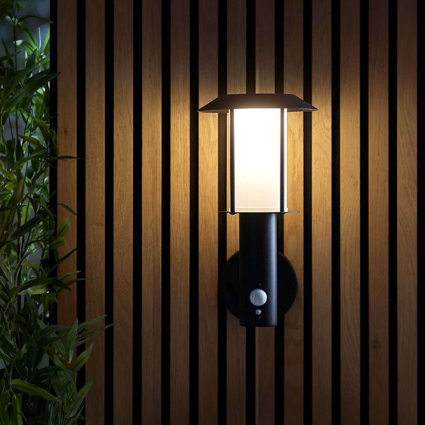 Vogue Tarka Outdoor Solar PIR Wall Light