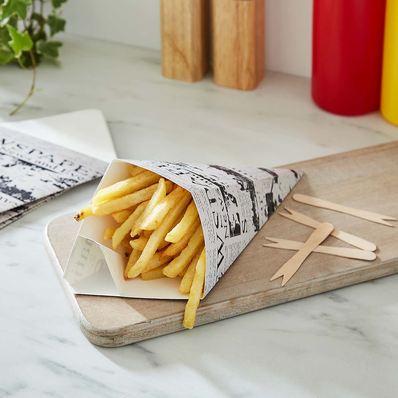 10 Paper Chip Cones with Sauce Holder