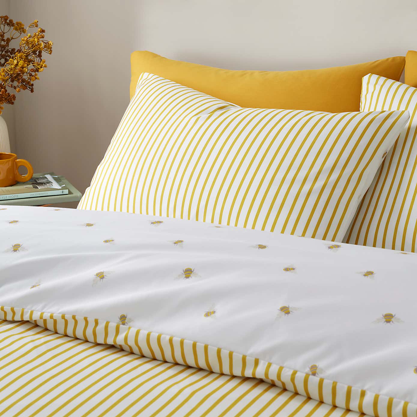 Printed Bee Duvet Cover & Pillowcase Set