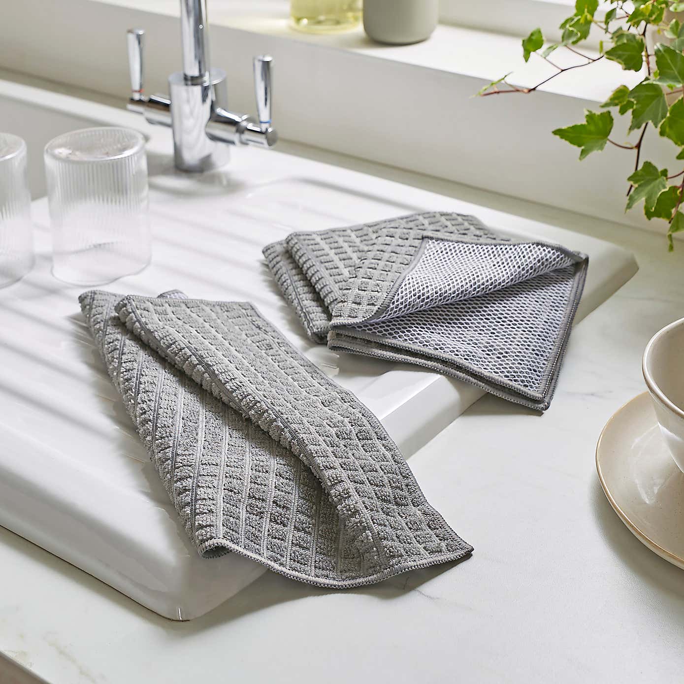 Pack of 4 Microfibre Cloths with Scrubber