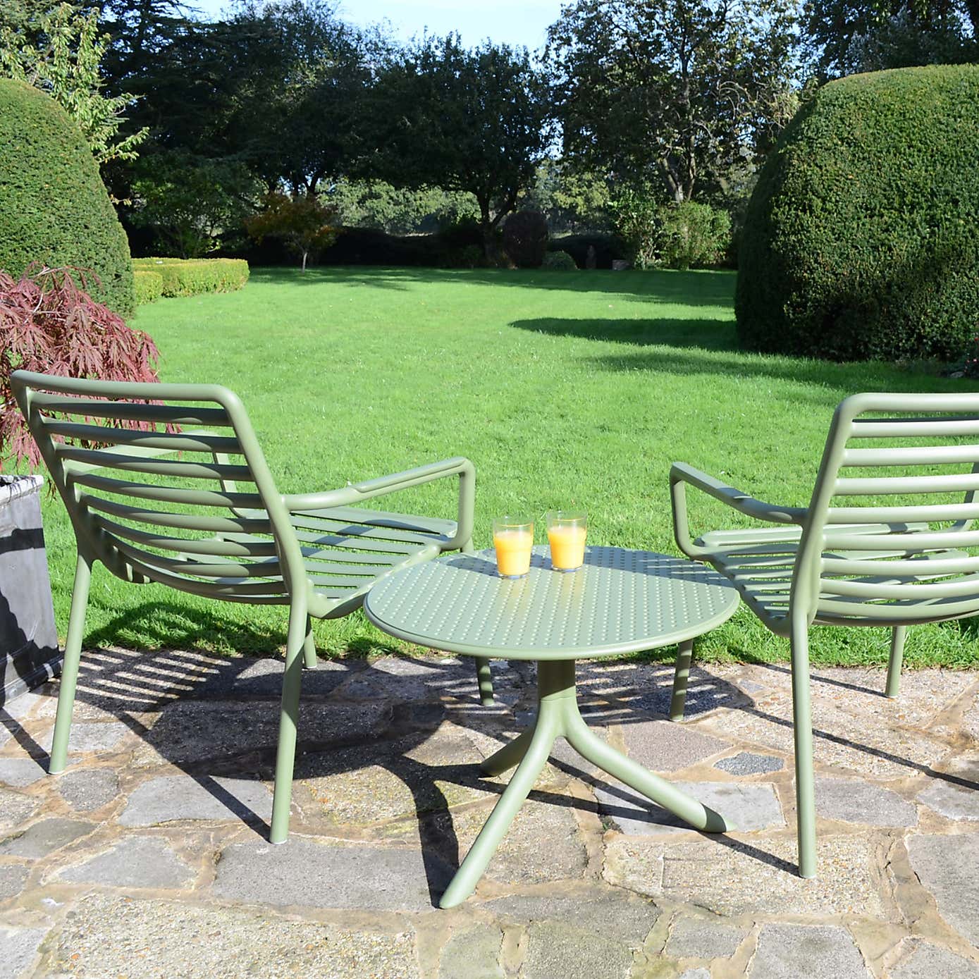 Nardi Step Low Round Table with 2 Doga Relax Chairs