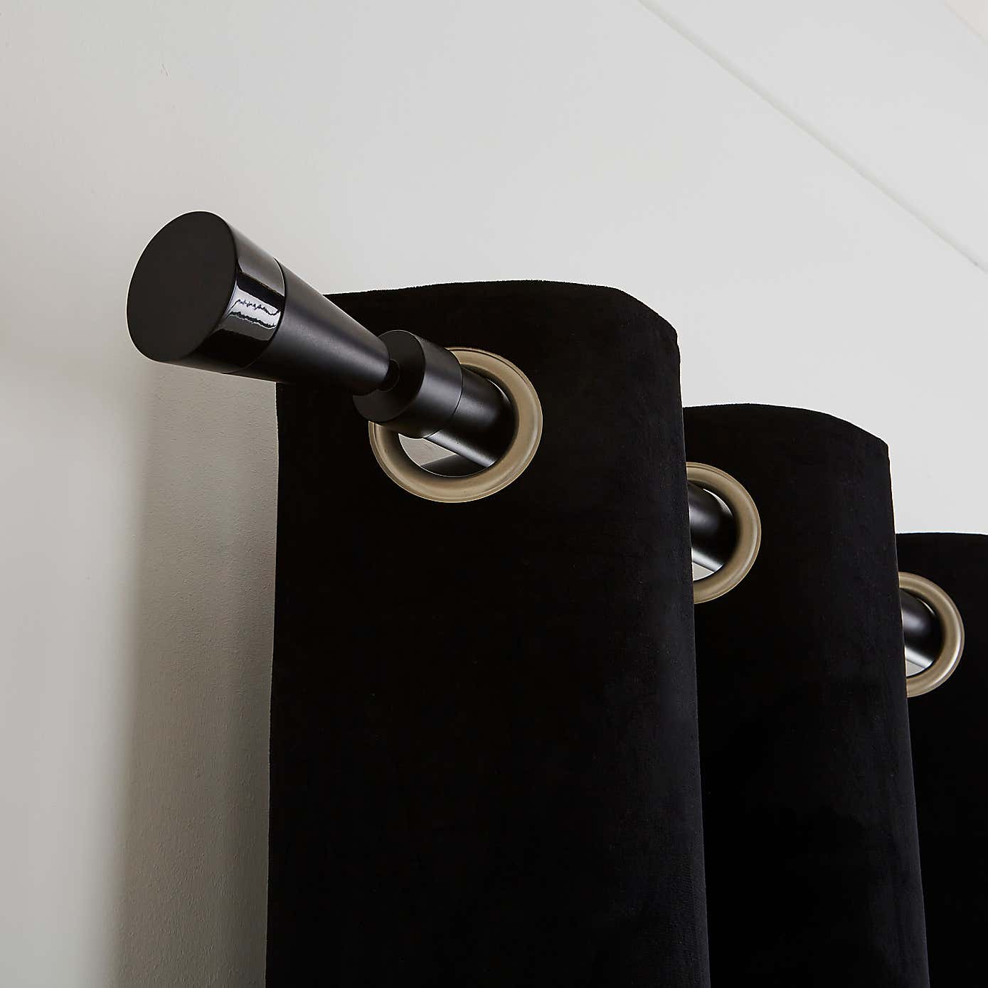 Flute Extendable Metal Eyelet Curtain Pole