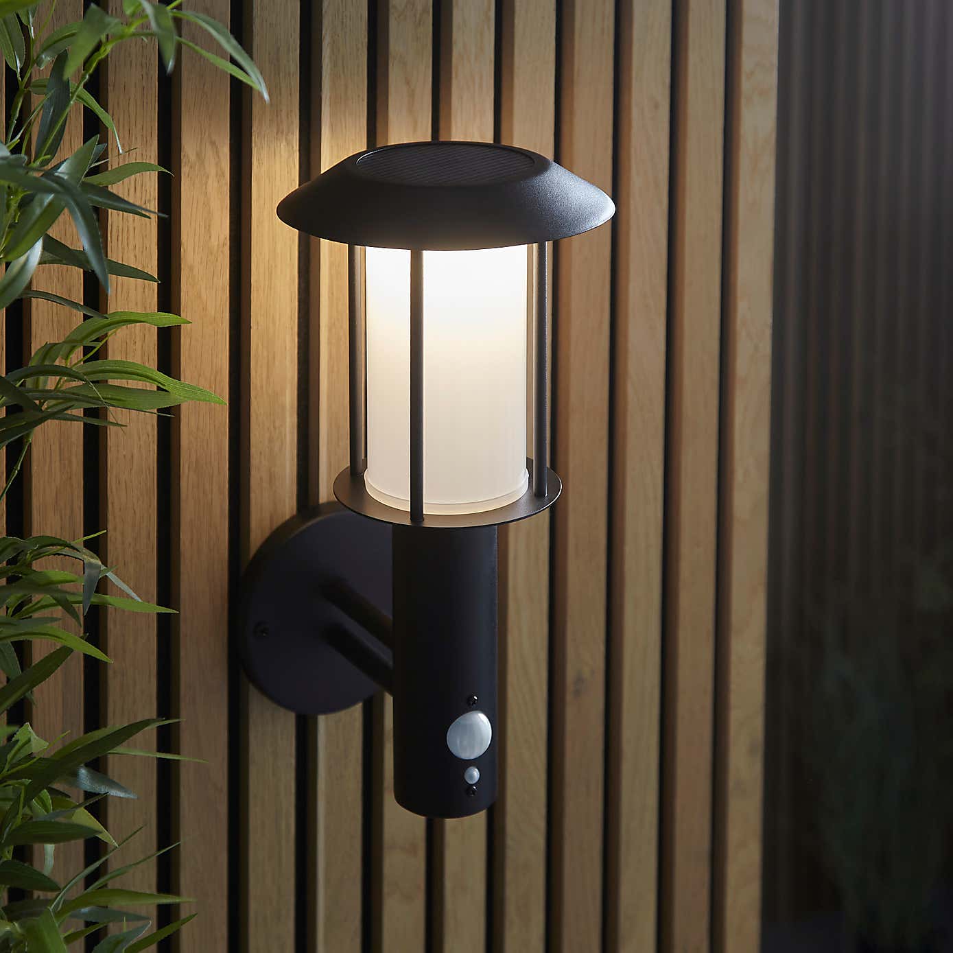 Vogue Tarka Outdoor Solar PIR Wall Light
