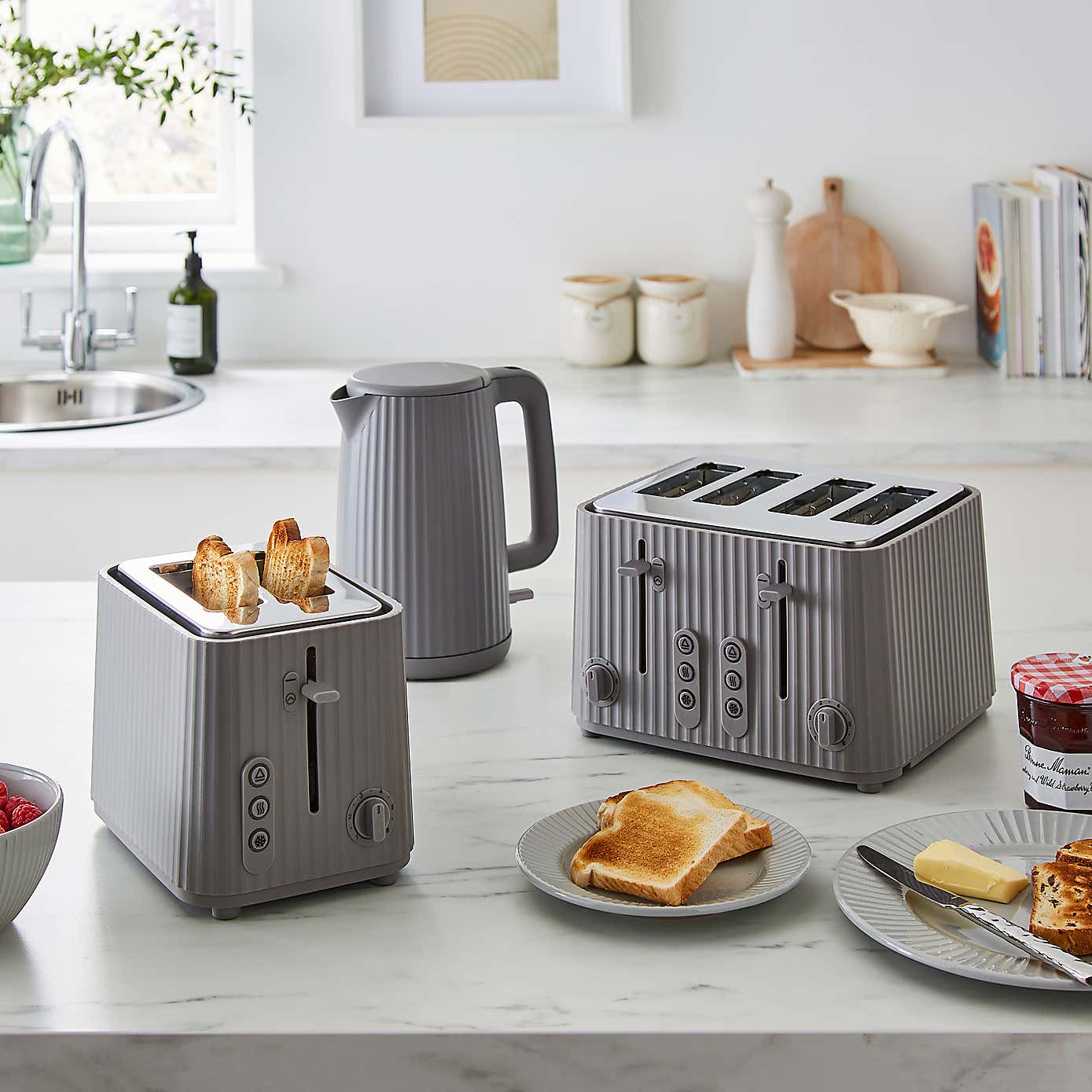 Textured Ribbed Plastic 2-Slice Toaster