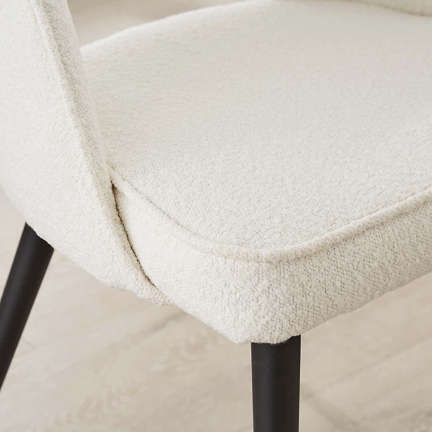 Effy Round Dining Table with 4 Lillia Ivory Boucle Dining Chairs