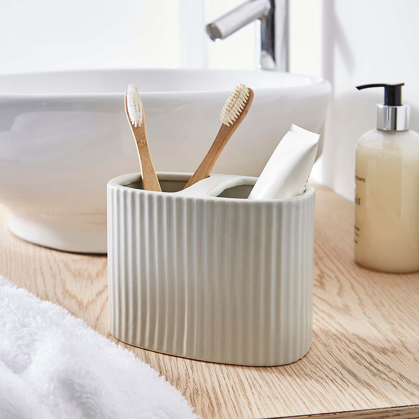 Ribbed Electric Toothbrush Holder