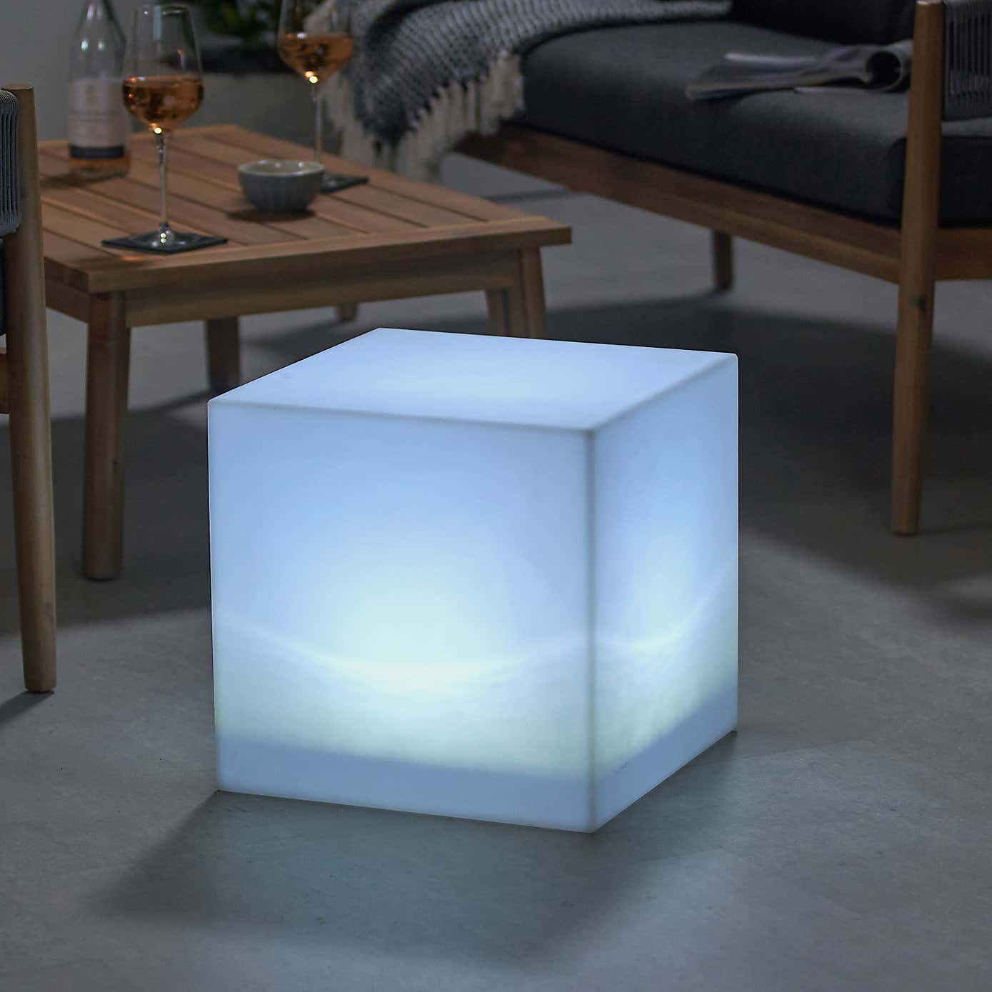 Garden Rechargable LED Outdoor Light Up Cube Lamp with Remote Control