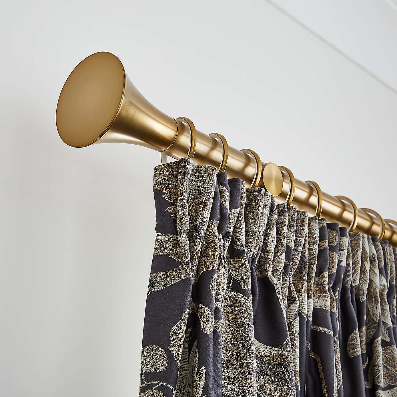 Flush Trumpet Fixed Metal Curtain Pole with Rings