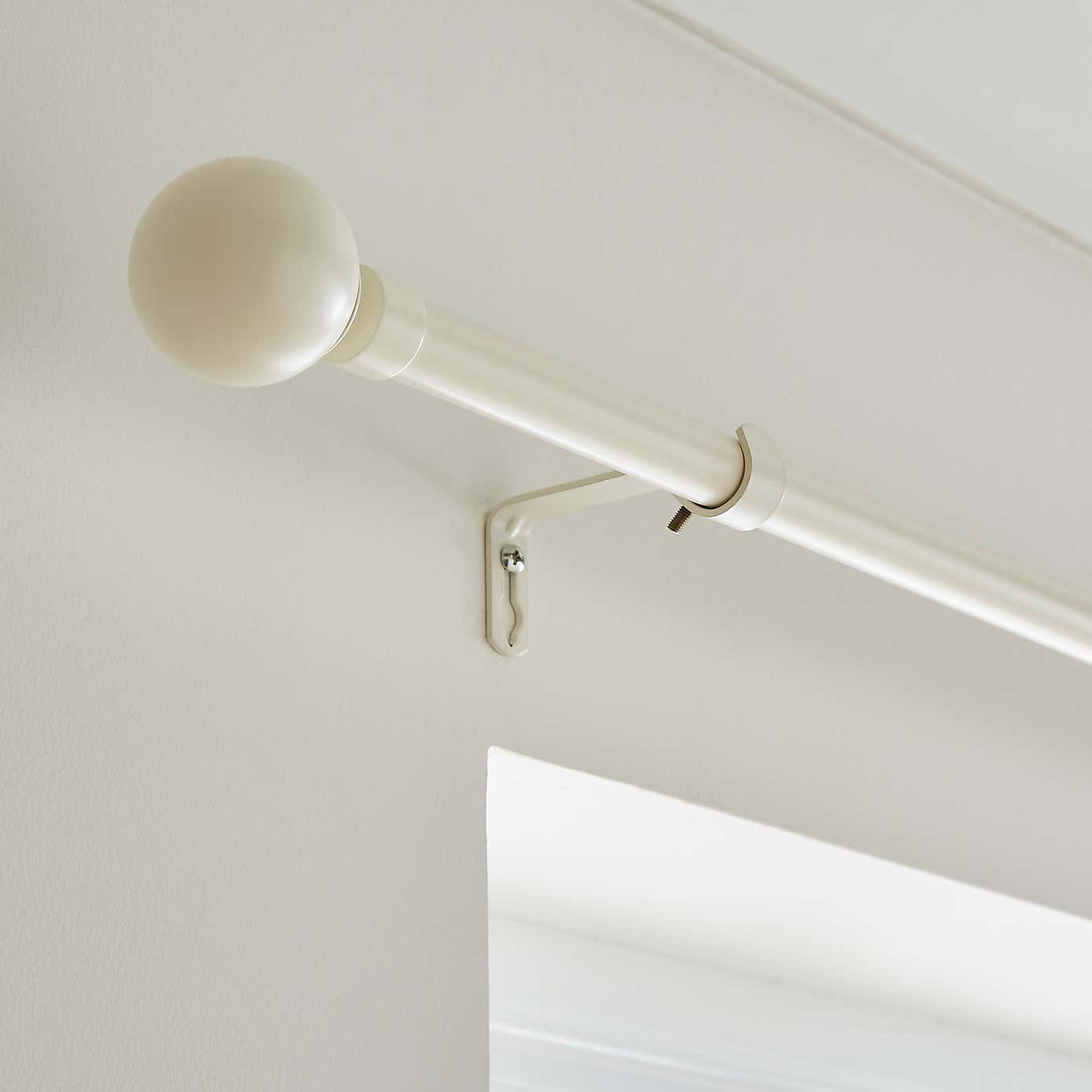 Globe Extendable Metal Eyelet Curtain Pole