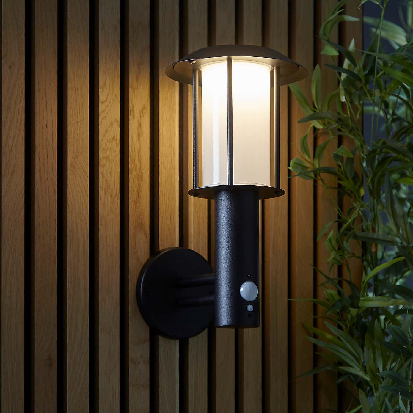 Vogue Tarka Outdoor Solar PIR Wall Light