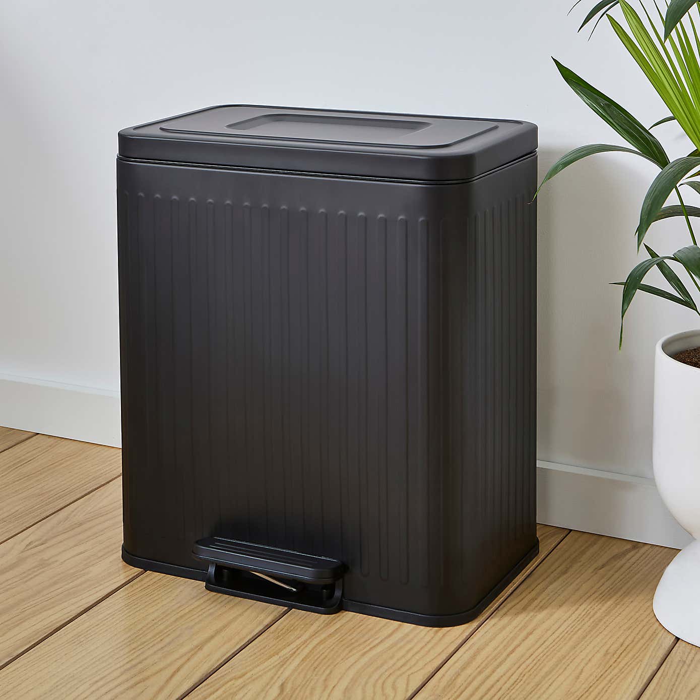 Embossed Recycling Bin 2020L