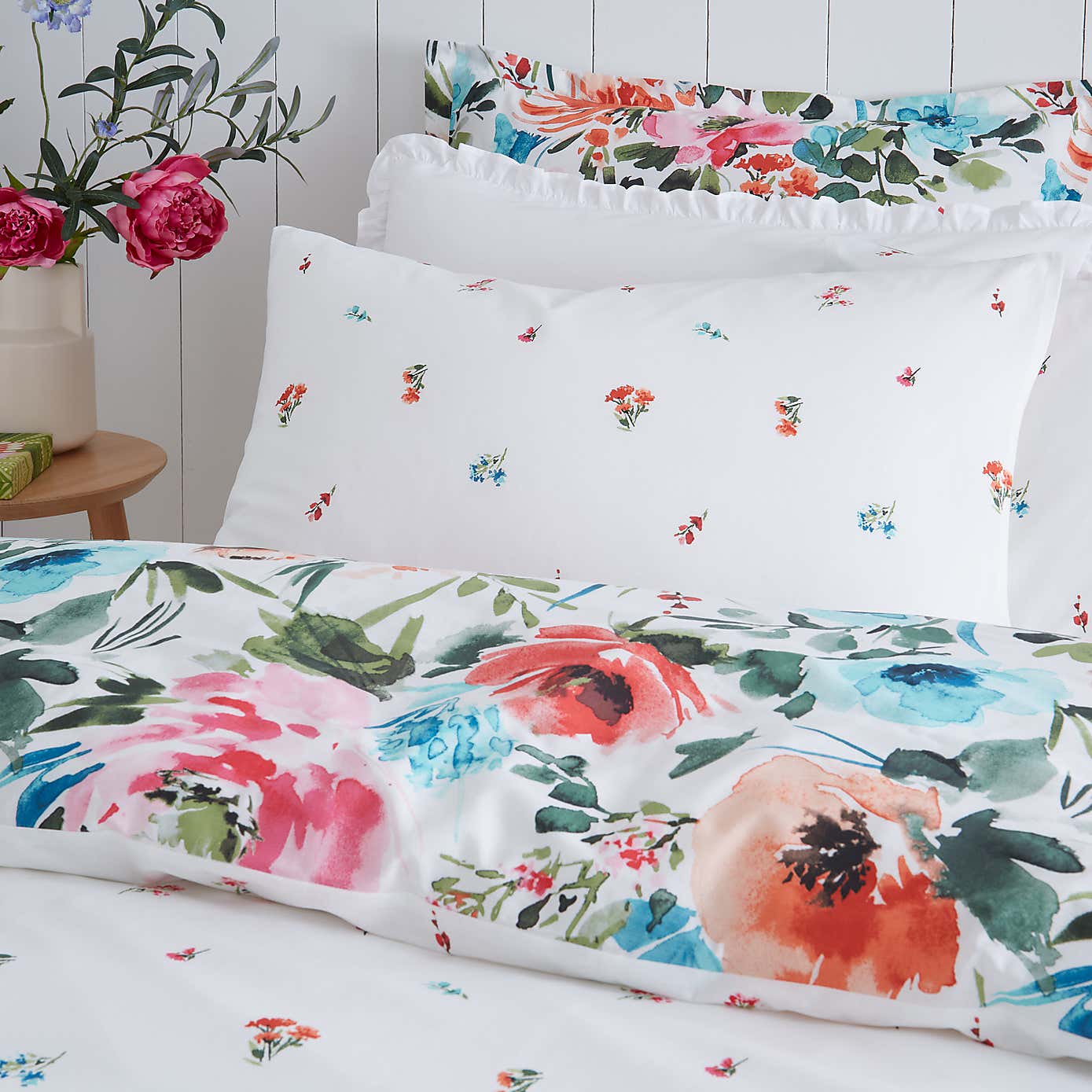 Malin Summer Blooms Multicoloured Duvet Cover and Pillowcase Set