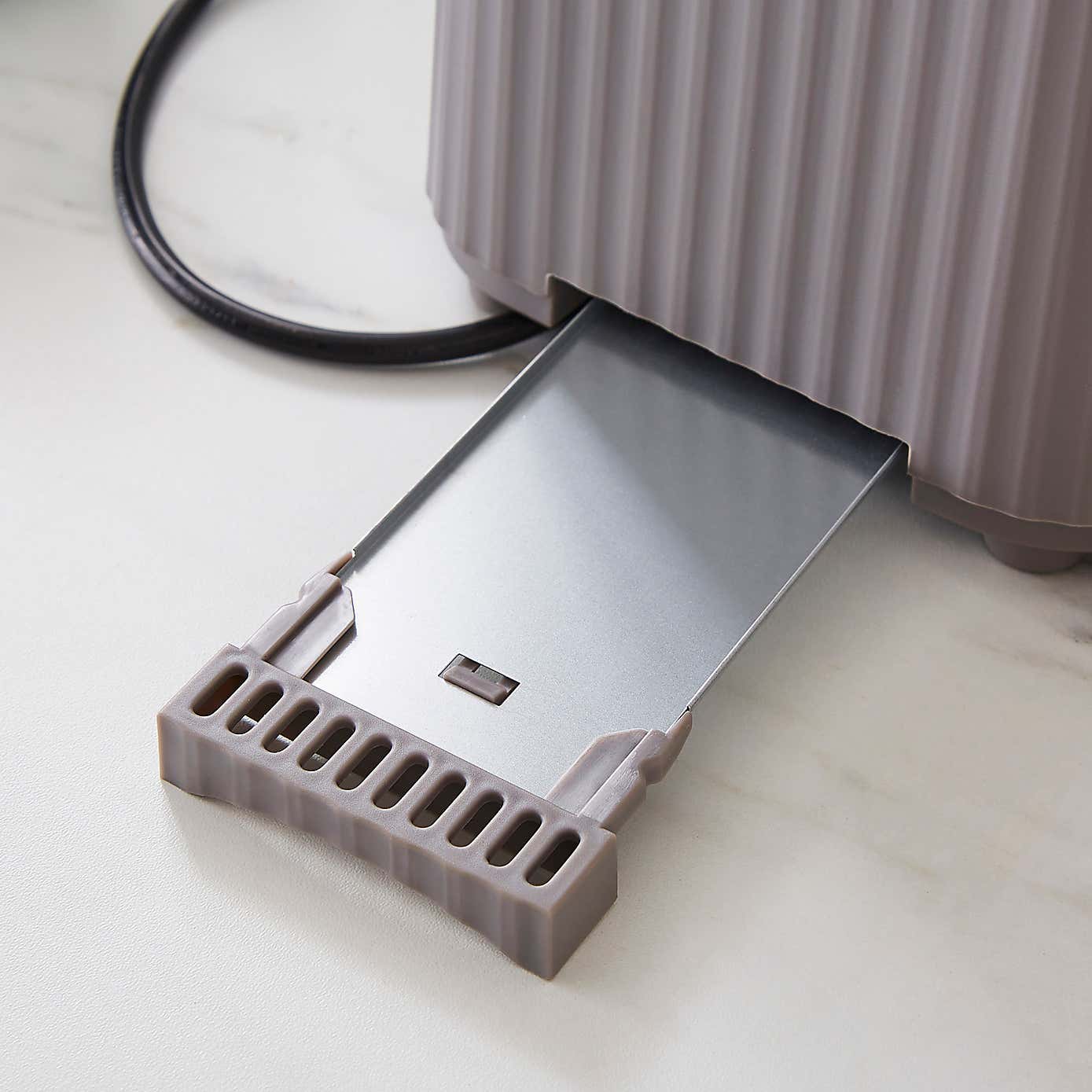 Textured Ribbed Plastic 2-Slice Toaster