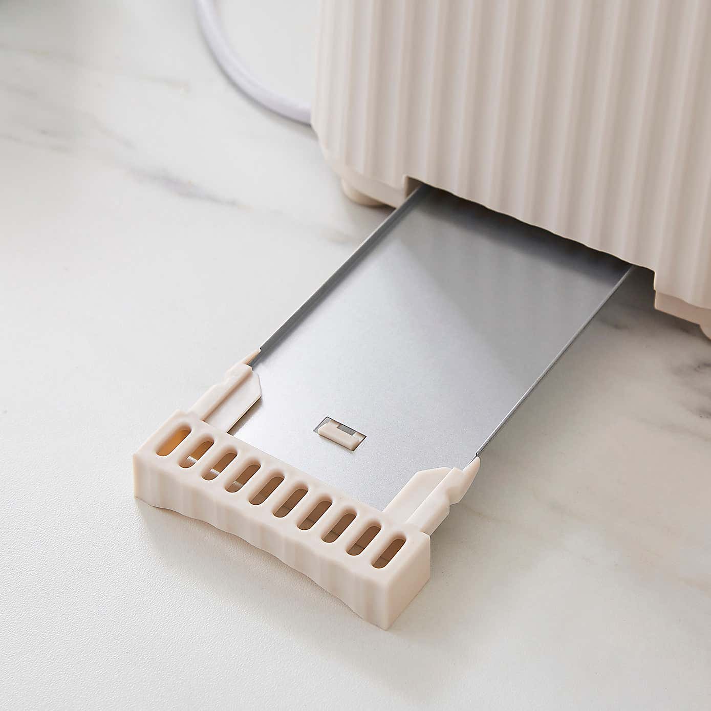 Textured Ribbed Plastic 2-Slice Toaster