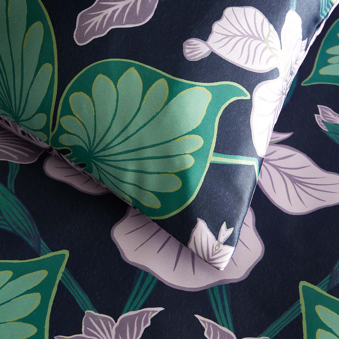 Nouveau Iris Duvet Cover and Pillowcase Set