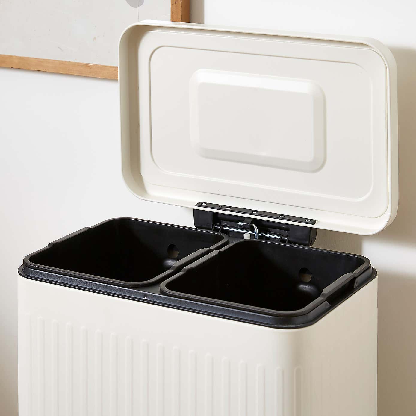 Embossed Recycling Bin 2828L