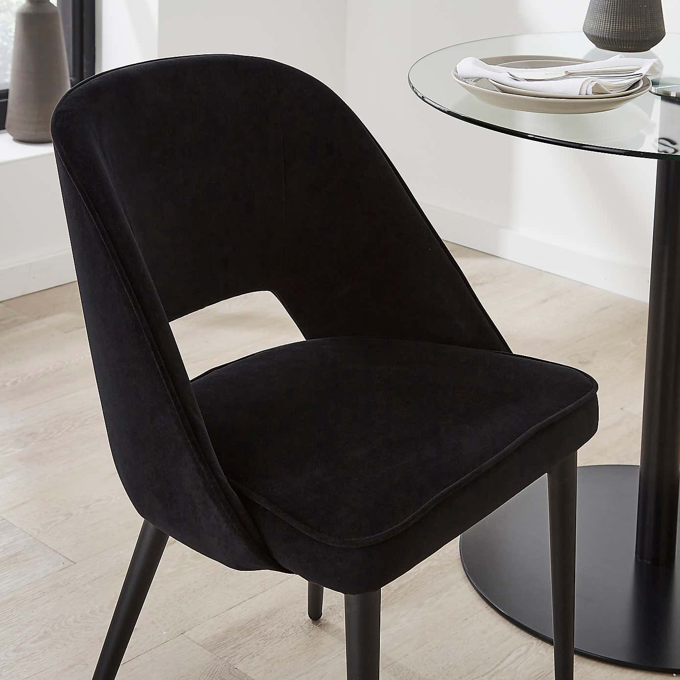 Effy Round Dining Table with 4 Lillia Black Velvet Dining Chairs