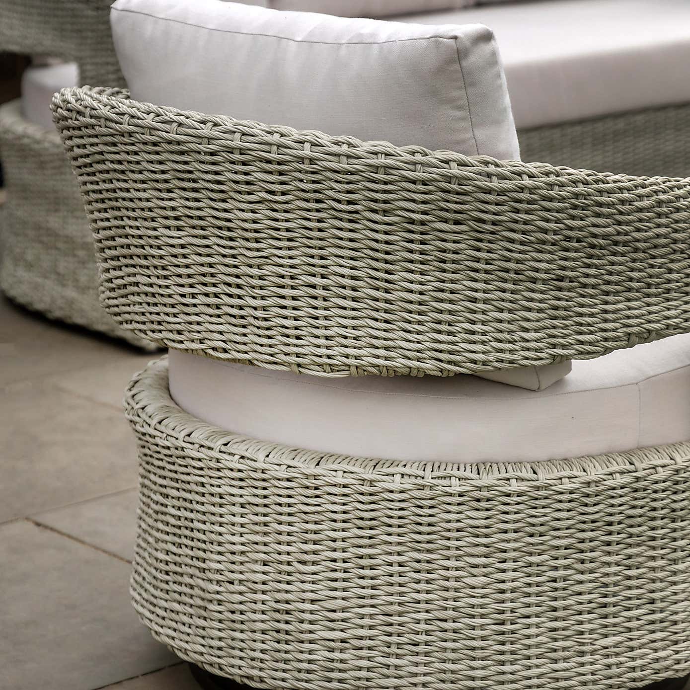 Cedar & Sage Forio Outdoor Swivel Chair