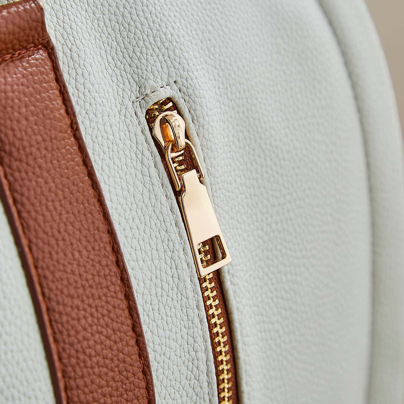 Cream & Tan Faux Leather Fold Out Holdall Bag